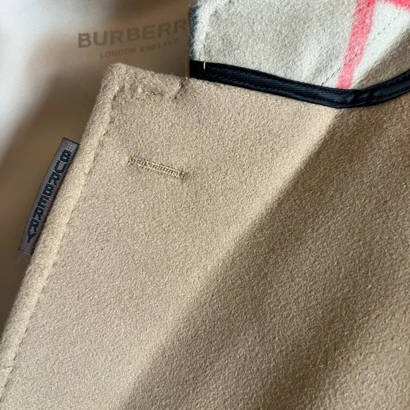 Burberry Beige/Tan Trench Coat Label Detail - Picture 15 of 16